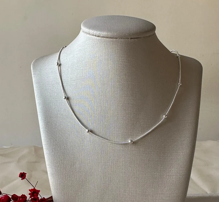 chocker bolinha prata