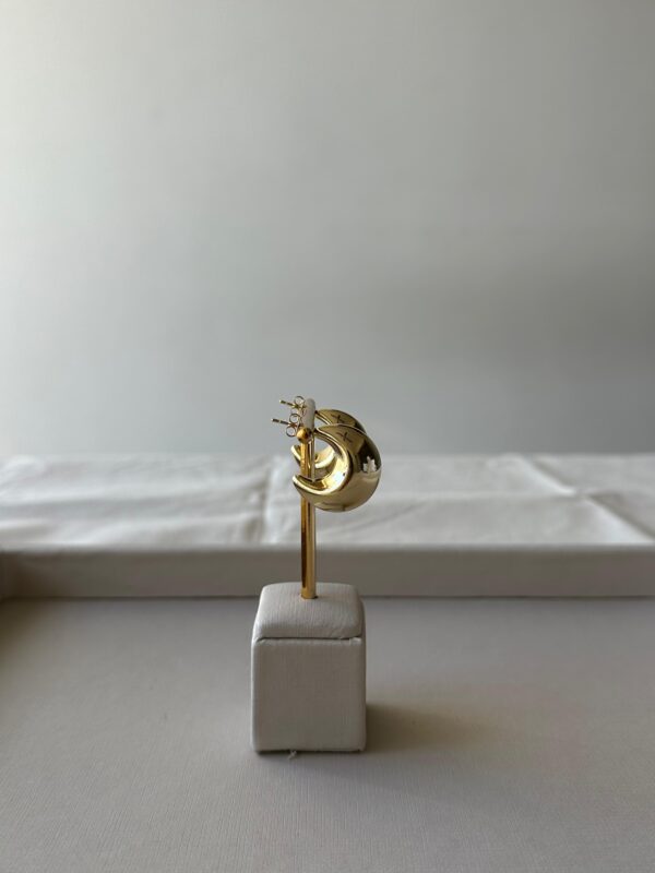 Brinco Gota Curvada - Banho de Ouro - Imagem 2