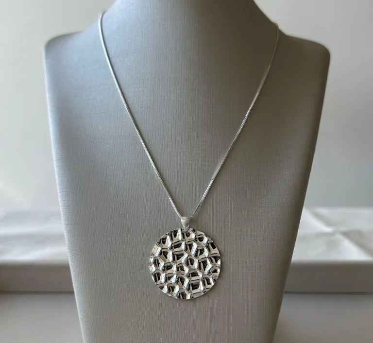 Colar chapa martelada banho de prata