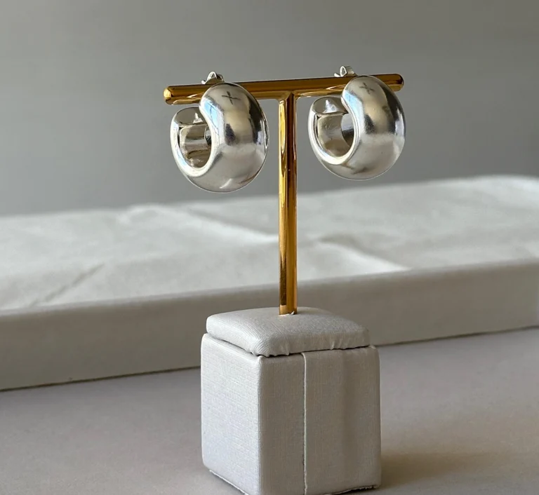 brinco gota curvada prata