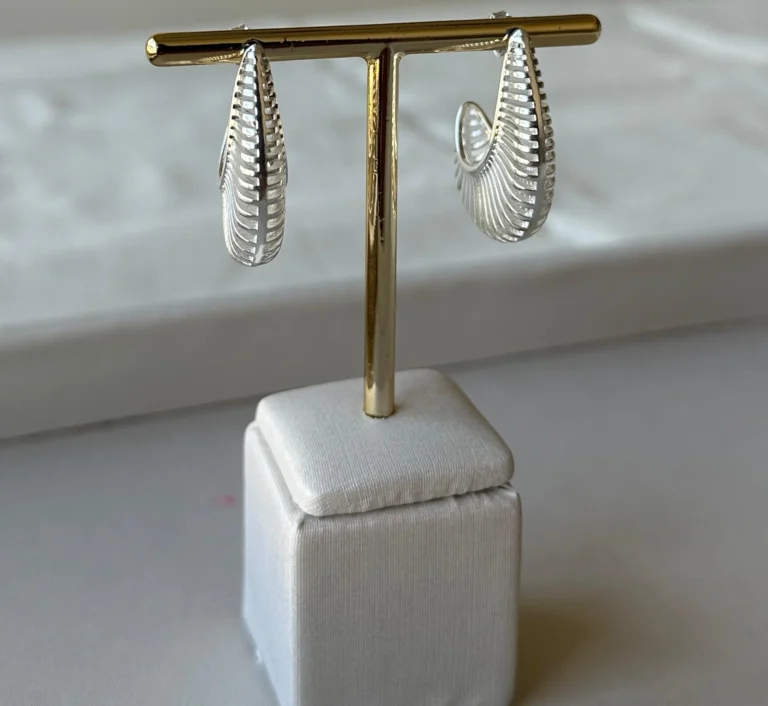 Brinco Meia Argola Vazada