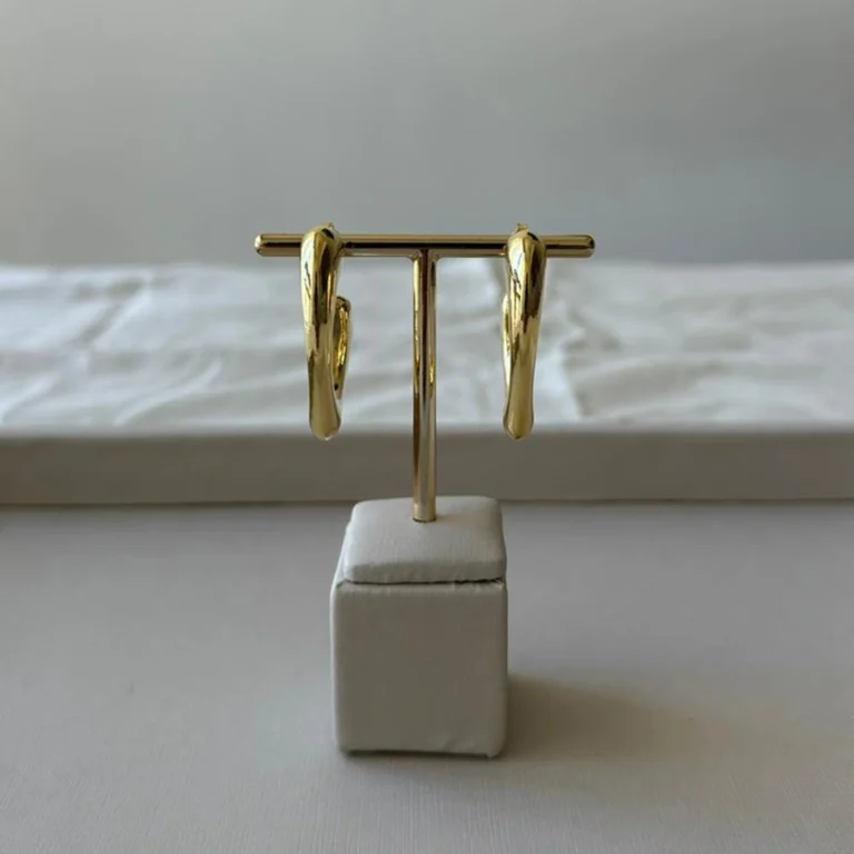 Brinco Meia Argola Vazada – Banho Ouro