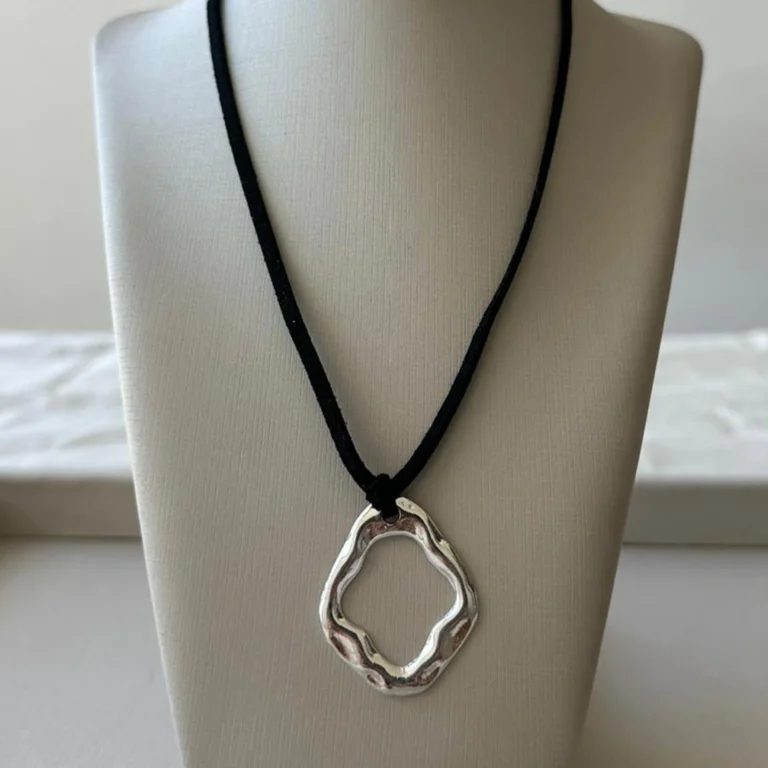 Colar Amarração com Pingente Orgânico – Banho Ródio Prata