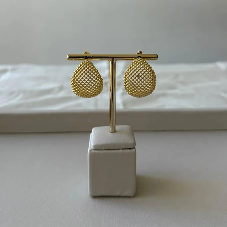 brinco meia argola rendada