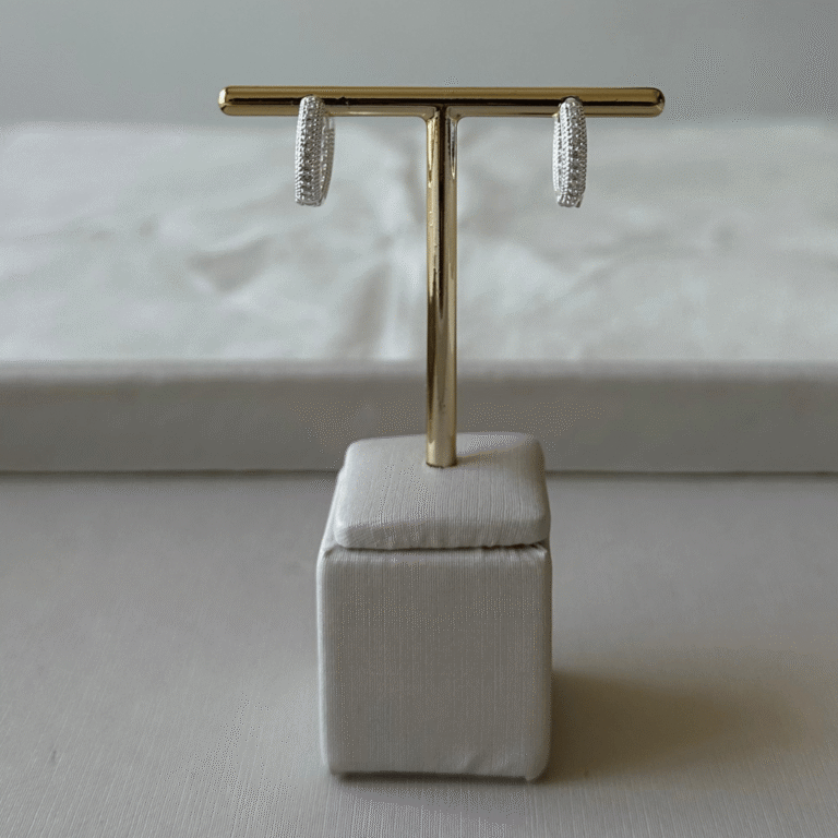 Argola Cravejada de Zircônia – Banho Ródio Prata – Tamanho P