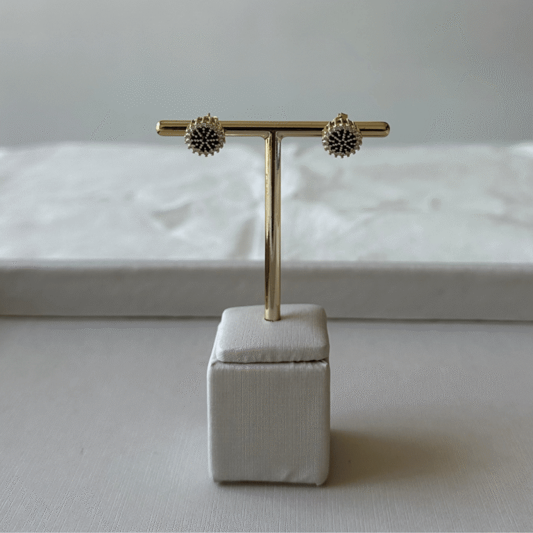 Brinco Cravejado de Zircônia – Banho Ouro 18K – Tamanho P