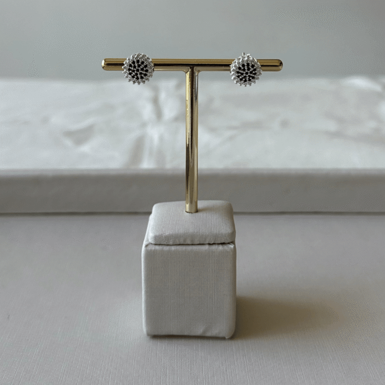 Brinco Cravejado de Zircônia – Banho Ródio Prata – Tamanho P